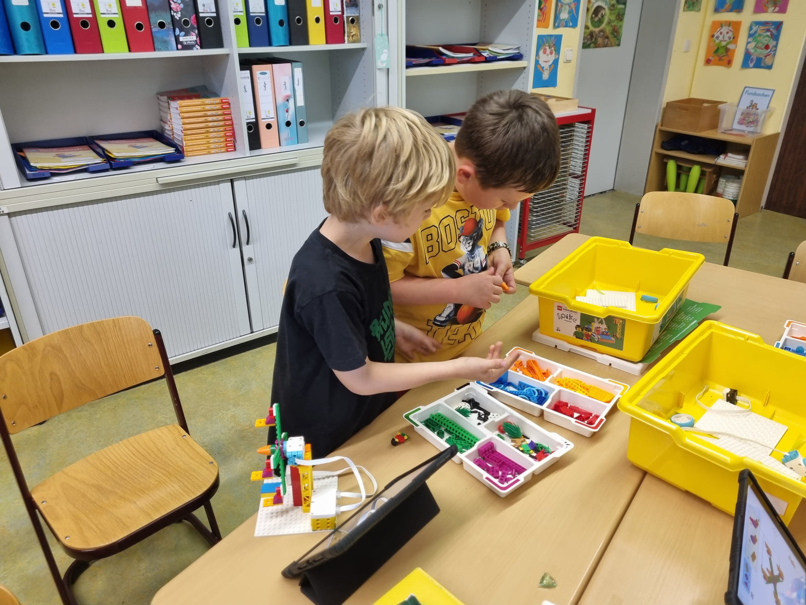 Kinder arbeiten gemeinsam an einem LEGO Education Roboter